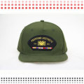 Snapback verde com cinta de couro